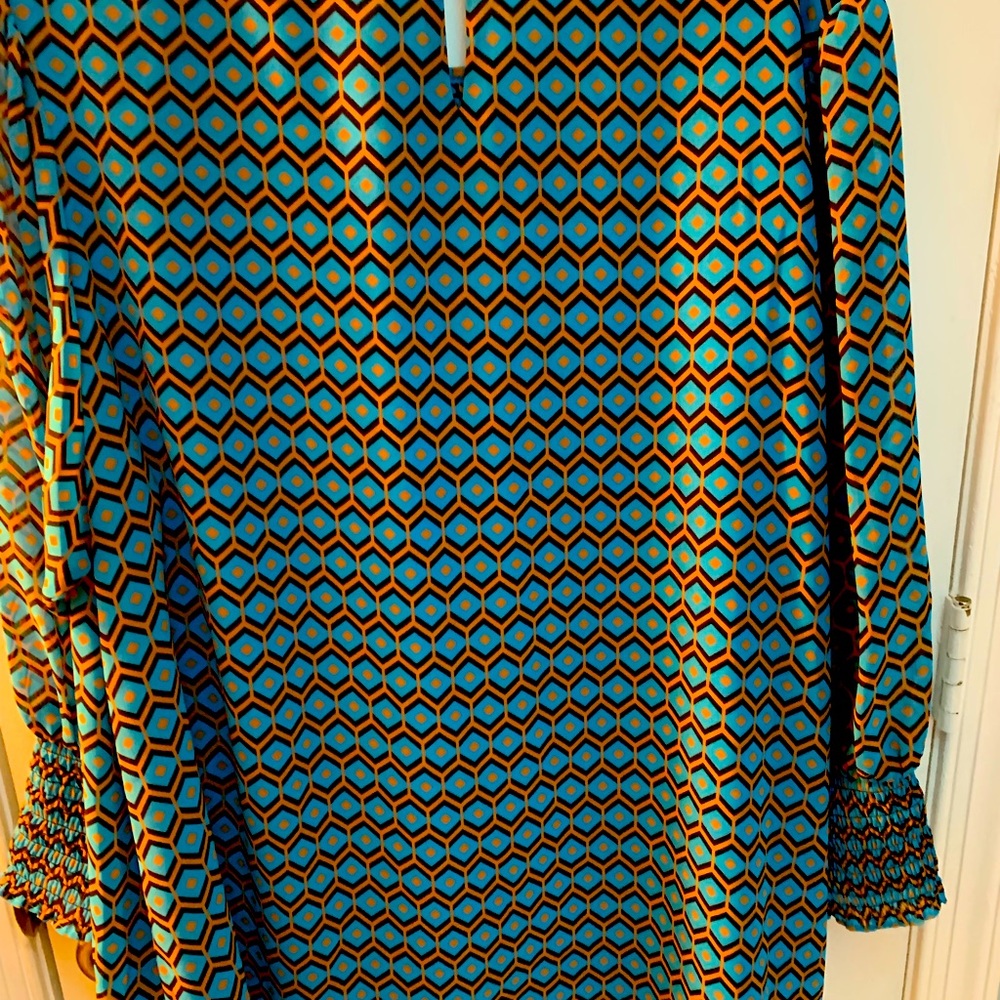 Calvin Klein Blouse you don’t want to pass up - Picture 9 of 9